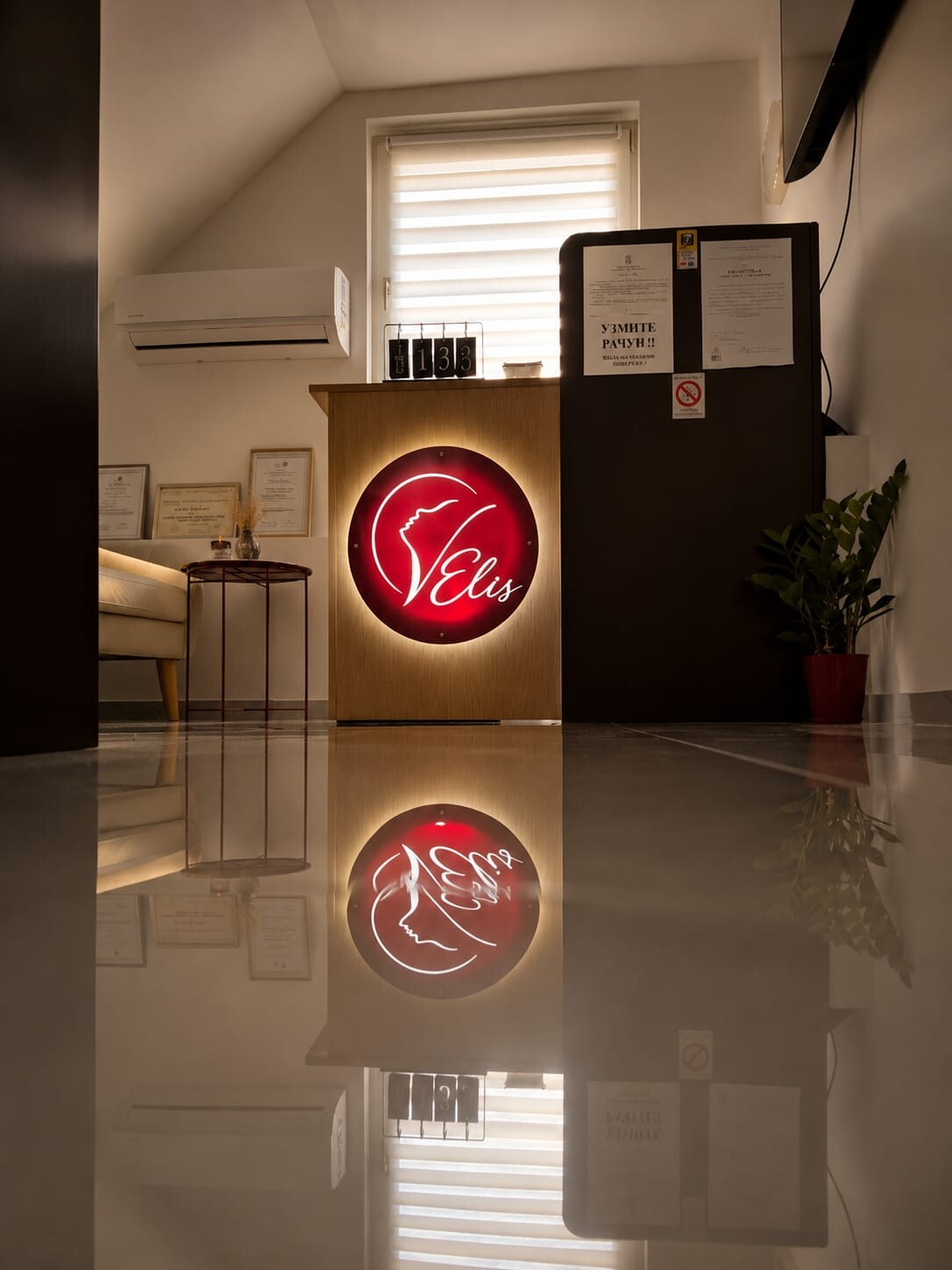 Osvetljeni Elis Skin Legacy logo u salonu